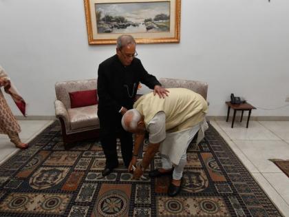 Prime Minister Modi was blessed by Pranab Mukherjee, who remembered his first visit to Delhi | प्रणव मुखर्जींनीच आशीर्वाद दिला होता; पंतप्रधान मोदींना पहिल्या दिल्ली भेटीची आठवण