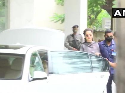 Kangana Ranaut Leave from Mumbai; Once again she says PoK, target Shiv Sena! | मुंबईतून जाता जाता कंगना राणौतची शेरोशायरी; PoKवरून हटेना, टार्गेट शिवसेना!