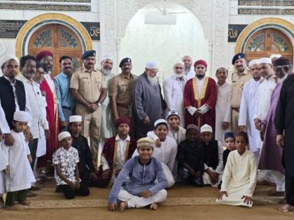 Muslim brothers performed Namaz on the occasion of Bakri Eid; Prayers for the safety of citizens | बकरी ईदनिमित्त मुस्लिम बांधवांनी केले नमाजपठण; नागरिकांच्या सुरक्षिततेसाठी प्रार्थना