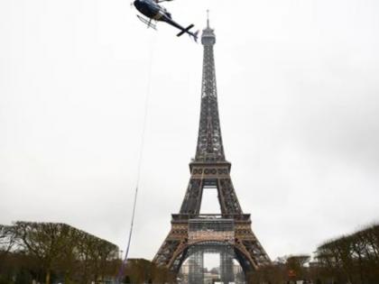 How Eiffel Tower grew by six metres | Travel News: पॅरिसनगरीचे भूषण असलेला आयफेल टॉवर अवघ्या १० मिनिटात झाला ६ मीटर अधिक उंच