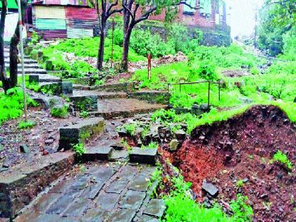 The Ekvira rush was filled with strains due to heavy rains | एकवीरा गडाची वाट बिकट पावसामुळे पायऱ्यांचा भराव गेला वाहून