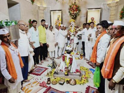 The devotees bowed their heads at the feet of Namdev chanting vithunama | विठूनामाचा गजर करत भाविकांनी टेकविला नामदेवांच्या चरणी माथा