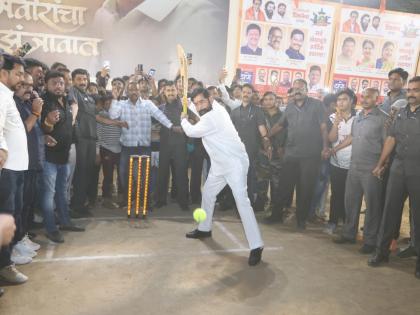 Chief Minister Eknath Shinde hit hard on the cricket pitch | क्रिकेटच्या पिचवर मुख्यमंत्री एकनाथ शिंदेंची जोरदार फटकेबाजी, प्रत्येक बॉल मुख्यमंत्र्यांकडून सीमापार