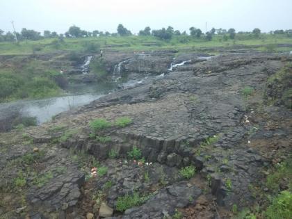 ekburji dam of washim district overflow | वाशिमला पाणीपुरवठा करणारा एकबुर्जी प्रकल्प ‘ओव्हरफ्लो’