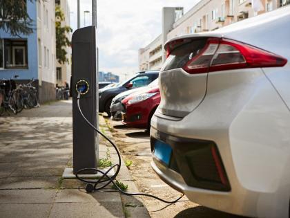 The report reveals Electric cars are not as eco-friendly | इलेक्ट्रिक वाहनांची नुसतीच पोकळ ‘हवा’; रिपोर्टमधून इको फ्रेंडली नसल्याचं उघड