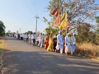 Pandhari walking steps; Dindi started with 4 people, now 150 participants in kolhapur | पाऊले चालती पंढरीचा वाट; ४ वारकऱ्यांपासून सुरू झाली दिंडी, आता १५० सहभागी