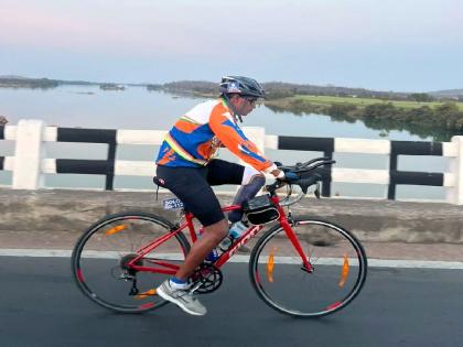 Akot's Dheeraj feat of endurance; Despite not having one arm and one leg, this cyclist completed the journey of from Kashmir to Kanyakumari 3,651 km in 12 days | एक हात, एक पाय नाही, तरी पठ्ठ्याची काश्मीर ते कन्याकुमारी सायकलवारी