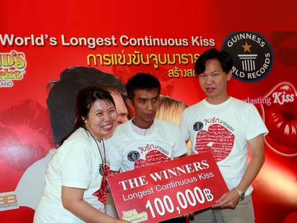 couple who set world kissing record separate | चुंबनाचा विश्वविक्रम करणारं जोडपं विभक्त