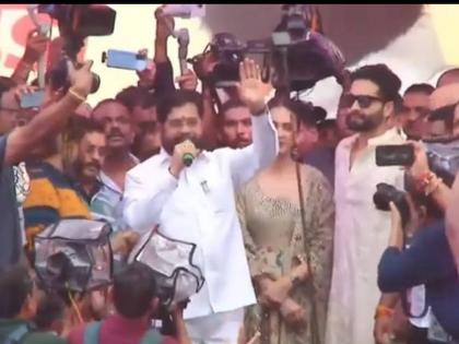 Chief Minister Eknath Shinde Bollywood actress Rakul Preet attended Tembhi Naka Dahihandi festival | टेंभी नाका दहीहंडी उत्सवाला मुख्यमंत्री शिंदे, अभिनेत्री रकुल प्रीतची उपस्थिती