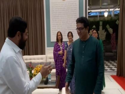 Deputy CM Eknath Shinde arrives at MNS Chief Raj Thackeray 'Shivtirth' Home for take darshan of Ganpati Bappa | Video: उपमुख्यमंत्री एकनाथ शिंदे राज ठाकरेंच्या 'शिवतीर्थ'वर दाखल; गणपती बाप्पाचं घेतलं दर्शन Deputy CM Eknath Shinde arrives at MNS Chief Raj Thackeray 'Shivtirth' Home for take darshan of Ganpati Bappa | Video: उपमुख्यमंत्री एकनाथ शिंदे राज ठाकरेंच्या 'शिवतीर्थ'वर दाखल; गणपती बाप्पाचं घेतलं दर्शन