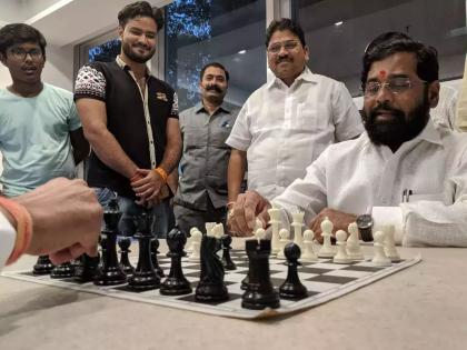 Trying to checkmate me over the years, but we're grand masters in politics; Eknath Shinde welcomed Vishvnathan Anand | गेली अनेकवर्षे मला चेकमेट करण्याचा प्रयत्न, पण आम्ही राजकारणातले ग्रँड मास्टर; शिंदेंचा टोला