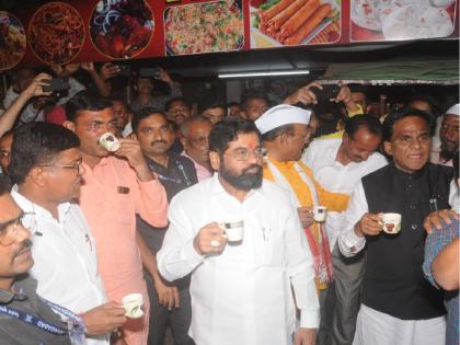 Video: Chief Minister Eknath Shinde stopped the fleet suddenly and took tea at Tapri near Fullanbri; Paid the Rs 2 thousand bill himself | Video: दौरा संपला पण मुख्यमंत्र्यांच्या साधेपणाचीच चर्चा; टपरीवर घेतला चहा, स्वतः दिले बिल