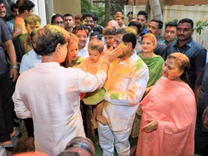 Chief Minister celebrated holi with his grandson at his residence in Thane | मुख्यमंत्री खेळले नातवासोबत धुळवड, ठाण्यातील निवासस्थानी साजरी 