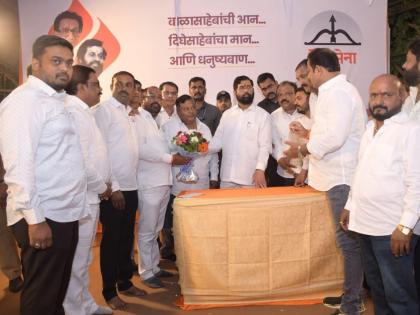 in ahmednagar shiv sena bhingar city chief along with three former councillors joins eknath shinde group | भिंगार शहर प्रमुखासह तीन माजी नगरसेवक शिंदे गटात; अहमदनगर शहरात मिळणार बळ