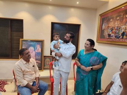 vaishnavi hagawane death case cm devendra fadnavis and deputy cm eknath shinde console family | हगवणेंकडून पिस्तुले, चांदीची भांडी, कार जप्त; CM फडणवीस, DCM शिंदेंकडून कुटुंबाचे सांत्वन vaishnavi hagawane death case cm devendra fadnavis and deputy cm eknath shinde console family | हगवणेंकडून पिस्तुले, चांदीची भांडी, कार जप्त; CM फडणवीस, DCM शिंदेंकडून कुटुंबाचे सांत्वन