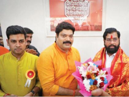 MLA Raju Patil felicitated the Chief Minister directly at MNS office | मुख्यमंत्री पाेहाेचले थेट मनसेच्या कार्यालयात, आमदार राजू पाटील यांनी केला सत्कार!