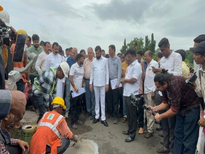 On Chief Minister Road to solve potholes and traffic jams on Mumbai Nashik Highway | मुंबई-नाशिक महामार्गावरील खड्डे व वाहतूक कोंडी सोडवण्यासाठी मुख्यमंत्री रस्त्यावर ; नव्या व आधुनिक पद्धतीने भरणार खड्डे