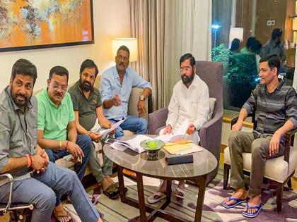 Eknath Shinde: Shinde group ready to inflict decisive blow on MVA, will give letter of support to Governor | Eknath Shinde: शिंदे गट मविआवर निर्णायक घाव घालण्याच्या तयारीत, पाठिंबा काढल्याचं पत्र राज्यपालांना देणार