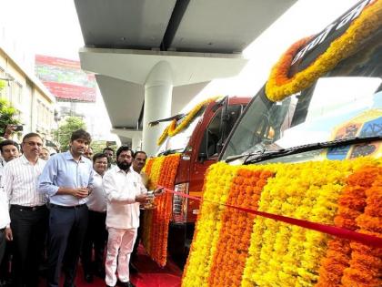 Inauguration of two machines taken by the Chief Minister for mechanical cleaning in Thane | ठाण्यात मुख्यमंत्र्यांच्या हस्ते यांत्रिक पद्धतीने सफाई करण्यासाठी घेण्यात आलेल्या दोन मशीनचे लोकार्पण