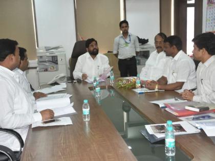 Guardian Minister Eknath Shinde's directive to speed up road work in Thane district | ठाणे जिल्ह्यातील रस्त्यांच्या कामांना गती देण्याचे पालकमंत्री एकनाथ शिंदे यांचे निर्देश