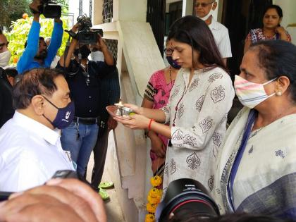 Welcoming Eknath Khadse at his residence in Muktainagar | मुक्ताईनगरातील निवासस्थानी खडसे यांचे औक्षण करून जंगी स्वागत