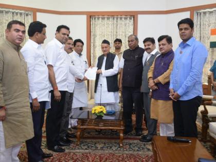 Maharashtra Government: BJP MLAs meet Governor; Oppose to convene an out-of-session convention | Maharashtra Government: भाजपा आमदार राज्यापालांना भेटले; नियमबाह्य अधिवेशन बोलावल्याचं दिलं निवेदन 