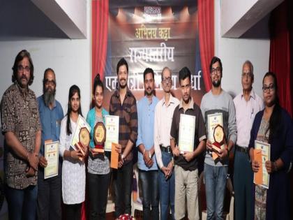 Statewide singular acting competition in Thane | ठाण्यातील अभिनय कट्टयाच्या "राज्यस्तरीय एकपात्री अभिनय स्पर्धेला संपूर्ण महाराष्ट्रातील स्पर्धकांचा उत्स्फुर्त प्रतिसाद