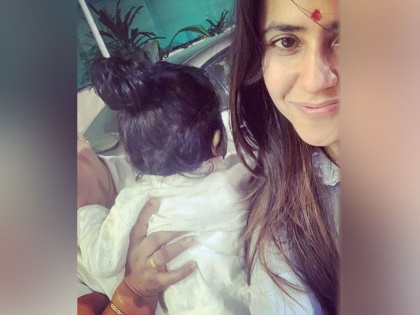 First Time Ekta Kapoor with her son Ravie Kapoor on his first birthday bash | एकता कपूरच्या मुलाचा बालहट्ट कॅमे-यात कैद, पहिल्यांदाच आई-मुलाची जोडी आली समोर