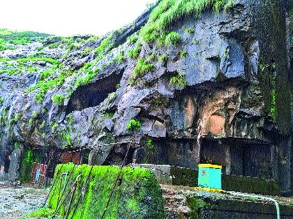 Water in the house of Ekvira temple | एकवीरा मंदिराच्या गाभाऱ्यात साचले पाणी