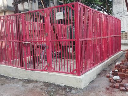 Fiber plastic protective fence for electrical safety at the switchboards | रोहित्रांच्या ठिकाणी वीज सुरक्षेसाठी फायबर प्लॅस्टिकचे संरक्षक कुंपण