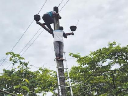 4376 consumers in 11 villages of Ratnagiri district in darkness due to heavy rains | वादळी पावसाने रत्नागिरी जिल्ह्यातील ११ गावांतील ४,३७६ ग्राहक अंधारात 4376 consumers in 11 villages of Ratnagiri district in darkness due to heavy rains | वादळी पावसाने रत्नागिरी जिल्ह्यातील ११ गावांतील ४,३७६ ग्राहक अंधारात