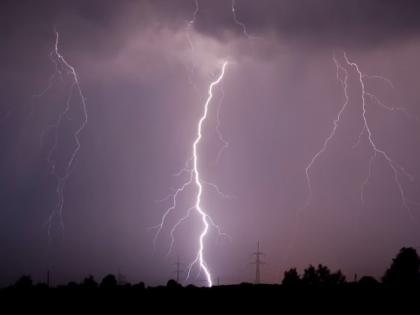 Two buffaloes killed by lightning at Dhulkarwadi in Sangli; Appearance of rain with thunder, lightning | सांगलीतील धुळकरवाडीत वीज पडून दोन म्हैशी ठार; मेघगर्जना, विजांच्या कडकडाटासह पावसाची हजेरी