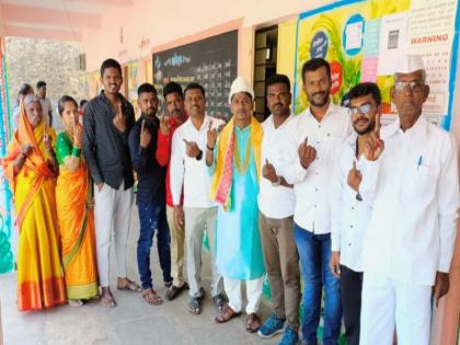 The timing of marriage was changed and the right to vote was exercised for the first time | Gram Panchayat Election: लग्नाचा मुहूर्तचं बदलला अन् सर्वप्रथम मतदानाचा अधिकार बजावला