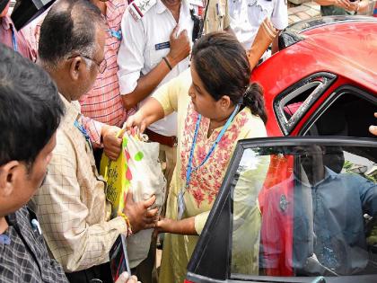 a car driver ran away leaving a line of hundreds in the car | काेट्यवधींची राेख गाडीतच साेडून कारचालक पळाले; काेट्यवधी रुपयांची रक्कम जप्त