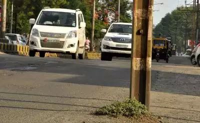 Remove dangerous electric poles on the road in Nagpur |  नागपुरातील  रोडवरील धोकादायक वीज खांब हटवा :हायकोर्टाचा आदेश