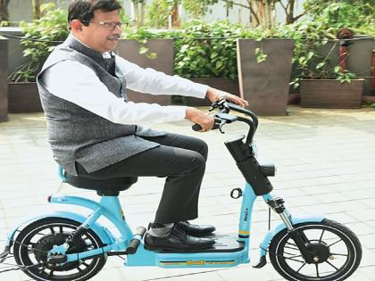 An electric scooter, ride a bicycle to the subway station | इलेक्ट्रीकल स्कूटर, सायकलने जा मेट्रो स्थानकावर