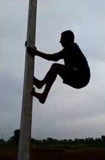 The death of one after falling off the lightning pole | विजेच्या खांबावरून पडून एकाचा मृत्यू
