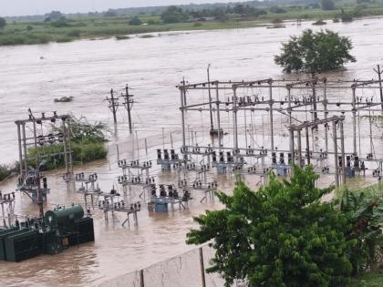 Solapur: Substation and transformer submerged in water due to heavy floods in Solapur; 56 villages in darkness, 3800 channels collapsed | सोलापुरातील महापुरामुळे उपकेंद्र अन् ट्रान्सफाॅर्मर पाण्यात; ५६ गावे अंधारात, ३८०० वाहिन्या पडल्या बंद
