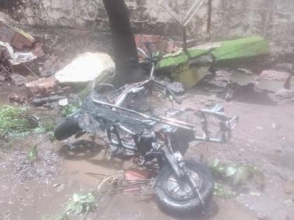 Electric two wheeler burnt down near Vivekananda College in Kolhapur | कोल्हापुरात विवेकानंद कॉलेजजवळ इलेक्ट्रीकल दुचाकी जळून खाक