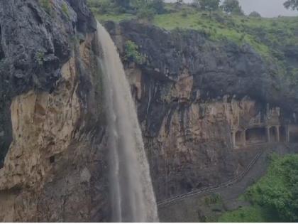 The waterfall in Ellora Cave started flowing, the tourist spots opened with heavy rain | वेरूळ लेणीतील धबधबा धो-धो वाहू लागला, दमदार पावसाने पर्यटनस्थळे खुलली