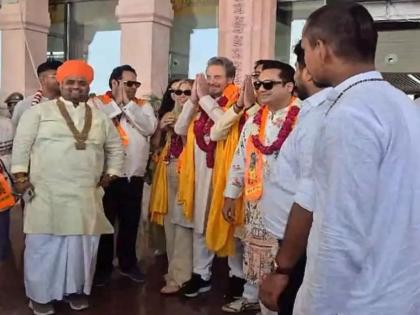 Uttar pradesh elon musk father errol musk reached ayodhya with family and visited Ayudhya ram temple | कुटुंबासह अयोध्येत पोहोचले इलॉन मस्क यांचे वडील, प्रभू श्रीराम यांच्या नावानं दुमदुमलं विमानतळ Uttar pradesh elon musk father errol musk reached ayodhya with family and visited Ayudhya ram temple | कुटुंबासह अयोध्येत पोहोचले इलॉन मस्क यांचे वडील, प्रभू श्रीराम यांच्या नावानं दुमदुमलं विमानतळ