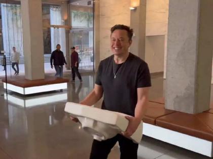 Elon Musk shocks Dwitter employees; He reached the headquarters with a Chinese clay basin | इलॉन मस्क यांचा ट्विटर कर्मचाऱ्यांना धक्का; चिनी मातीचे बेसिन घेऊन पोहोचले मुख्यालयात