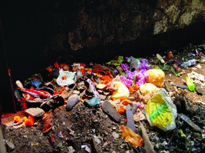 We breathed a breath ... we looked at death, jumped off the sacks lying there and saved us from falling down | श्वासच कोंडला...आम्ही मृत्यू जवळून पाहिला, पुढ्यात पडलेल्या गोणीवरून उडी मारून खाली उतरल्याने बचावले