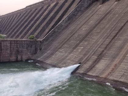 Water continues for Sangli irrigation from Koyna dam, Close the emergency door | कोयनेतून सांगलीच्या सिंचनासाठी पाणी सुरूच; आपत्कालीन दरवाजा बंद