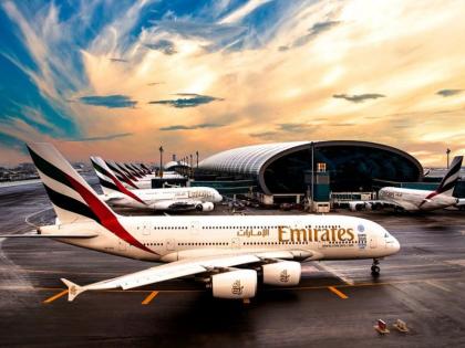 CoronaVirus Emirates will now keep one seat empty between passengers | CoronaVirus: एमिरेट्सच्या विमानात आता असेल दोन प्रवाशांत रिकामे सीट