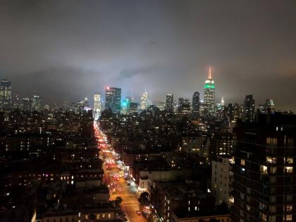 Empire State building of New York celebrates India's independence day | भारताच्या स्वातंत्र्यदिनाला न्यूयॉर्कमधील एम्पायर स्टेट बिल्डिंगला तिरंग्याचा साज