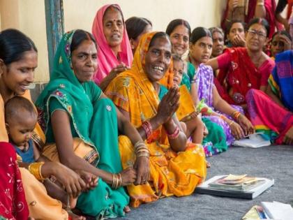 mahtari vandan yojana announced in chhattisgarh thousand rupees will be deposited in the accounts of women every month 2024 | छत्तीसगडमधील भाजपा सरकारची मोठी खेळी, महिलांच्या खात्यावर दरमहा पाठवणार हजार रुपये! 