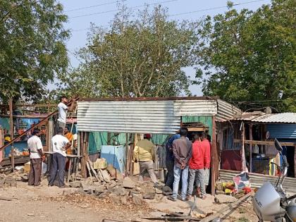 Removal of encroachments in Jaleshwar lake area of Hingoli started; A team of 400 people is in action | हिंगोलीच्या जलेश्वर तलाव परिसरातील अतिक्रमण हटविण्यास सुरुवात; ४०० जणांचे पथक धडकले