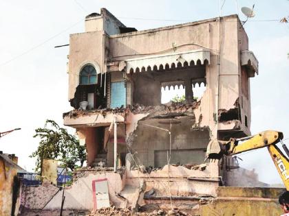 A three-storied building standing by disappearing the gate of the field was destroyed by conscious citizens in Chhatrapati Sambhajinagar | मैदानाचे गेट गायब करून दिमाखात उभी ३ मजली इमारत जागरूक नागरिकांमुळे जमीनदोस्त