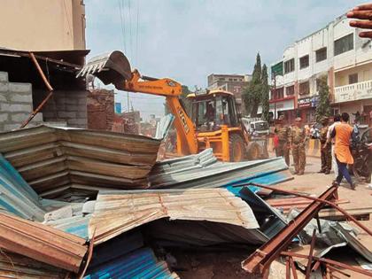 The encroachments from Ekta Chowk to Pirbazar, which have been occupied for many years, are razed | अनेक वर्षांपासून कब्जा असलेली एकता चौक ते पीरबाजार येथील अतिक्रमणे जमीनदोस्त